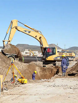Tractor y operarios en excavación de tierra